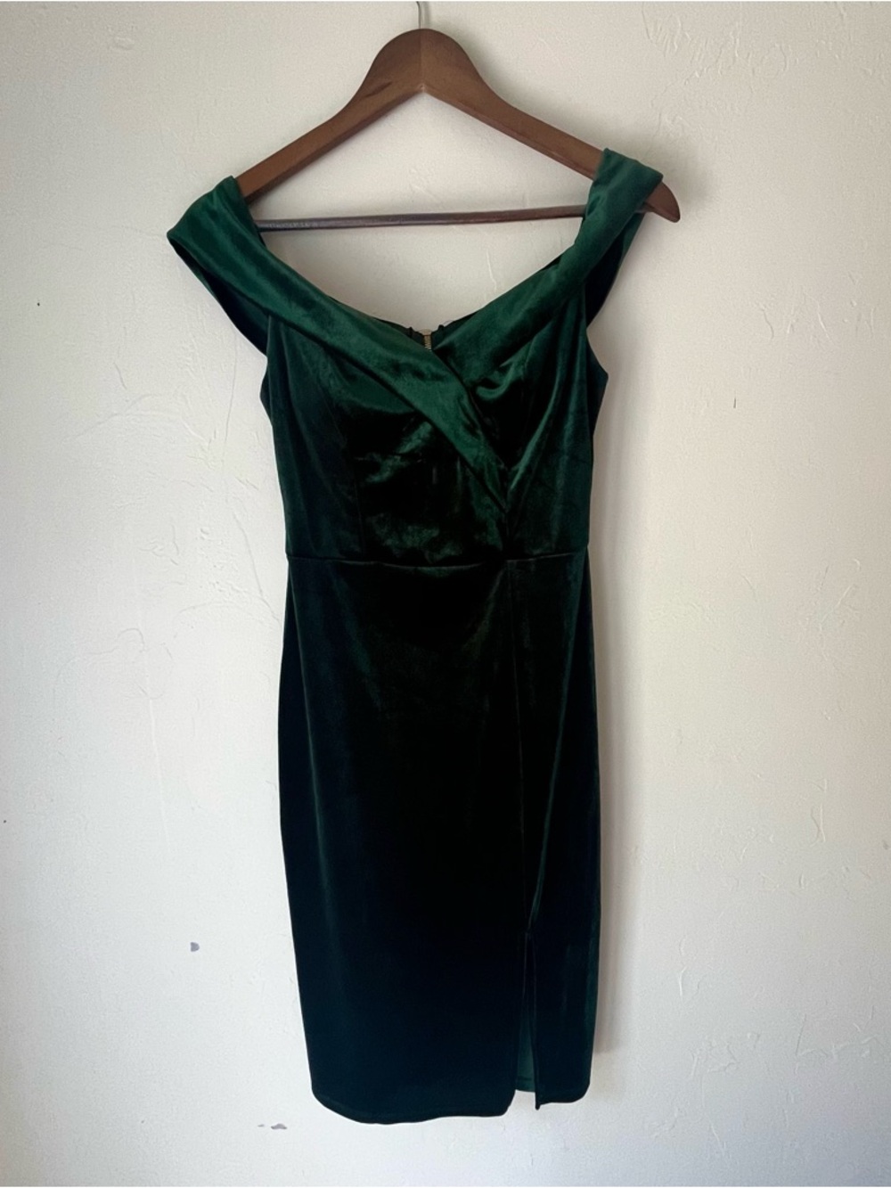 One-Shoulder Emerald Velvet Sheath Dress